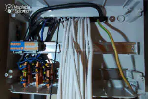 Rozdzielnica modułowa - połączenie przewodów elektrycznych Instalacja elektryczna w łazience - rozdzielnica modułowa