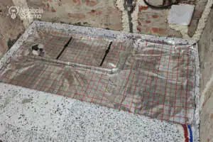 Rozłożenie folii aluminiowej pod elektryczne ogrzewanie podłogowe Jak wykonać elektryczne ogrzewanie podłogowe w łazience?